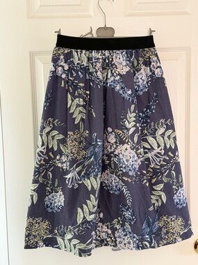 Kim’s boutique: Women's Navy Floral A-Line Skirt. Gently used just like new